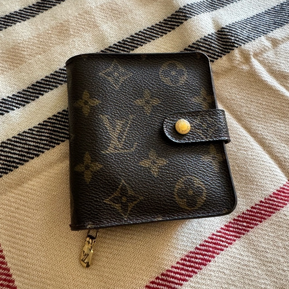 Lv manogram with zipper